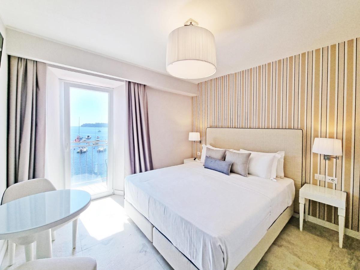 Hotel Plaza Porto Azzurro Bagian luar foto