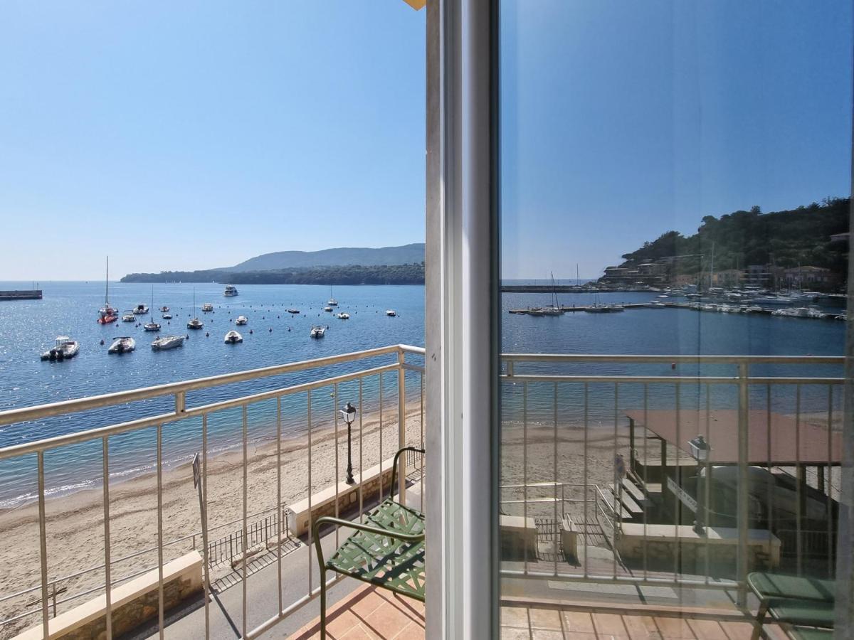 Hotel Plaza Porto Azzurro Bagian luar foto