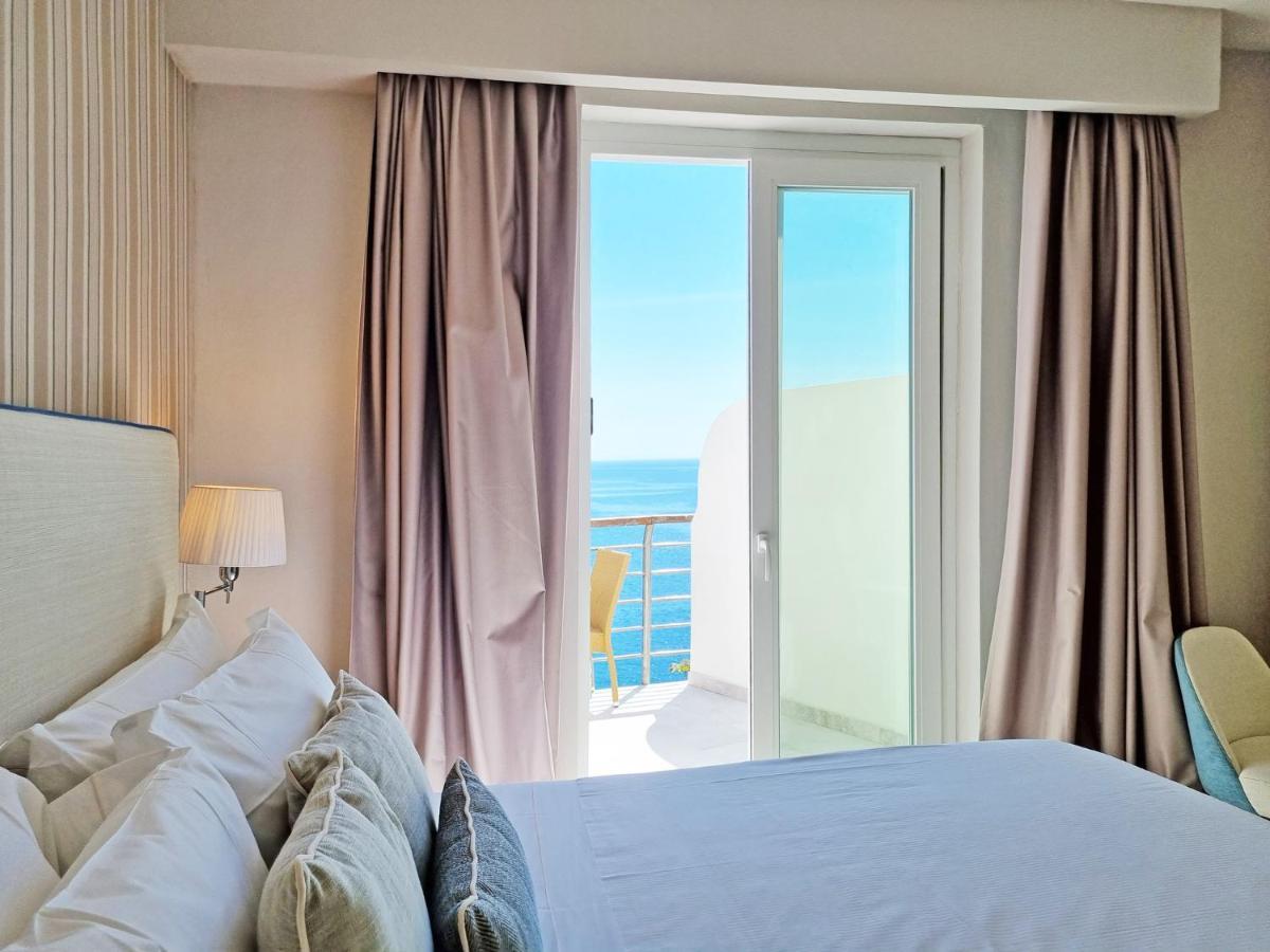 Hotel Plaza Porto Azzurro Bagian luar foto
