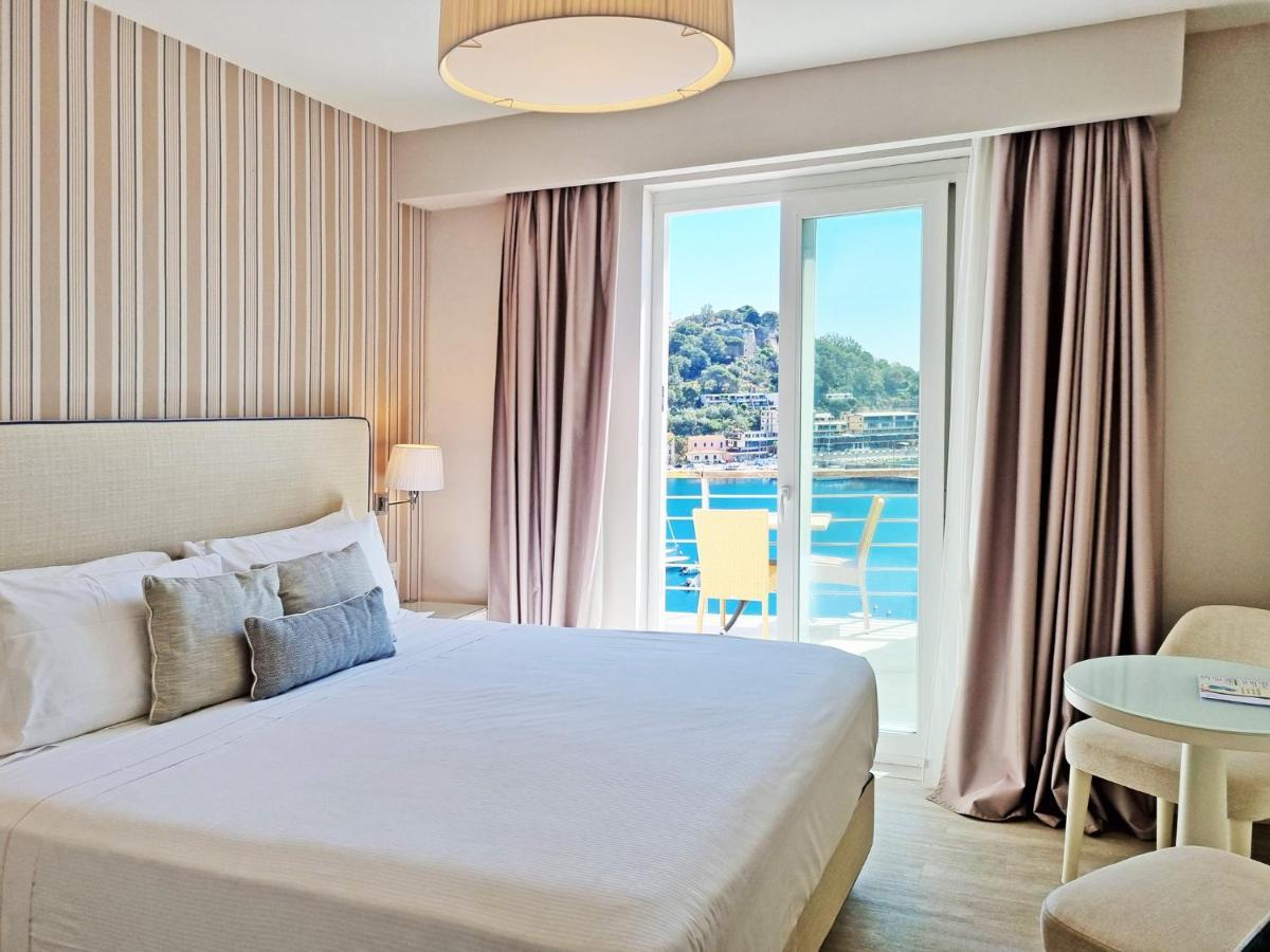 Hotel Plaza Porto Azzurro Bagian luar foto