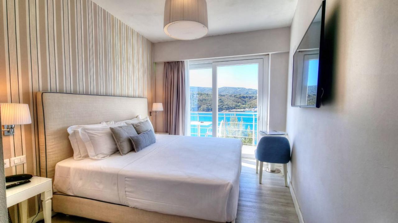 Hotel Plaza Porto Azzurro Bagian luar foto
