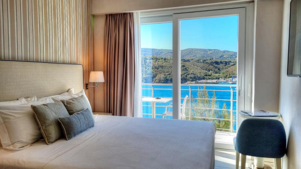 Hotel Plaza Porto Azzurro Bagian luar foto
