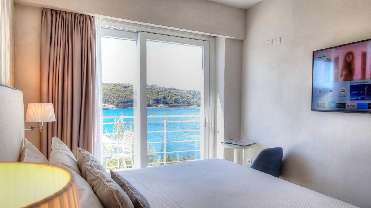 Hotel Plaza Porto Azzurro Bagian luar foto