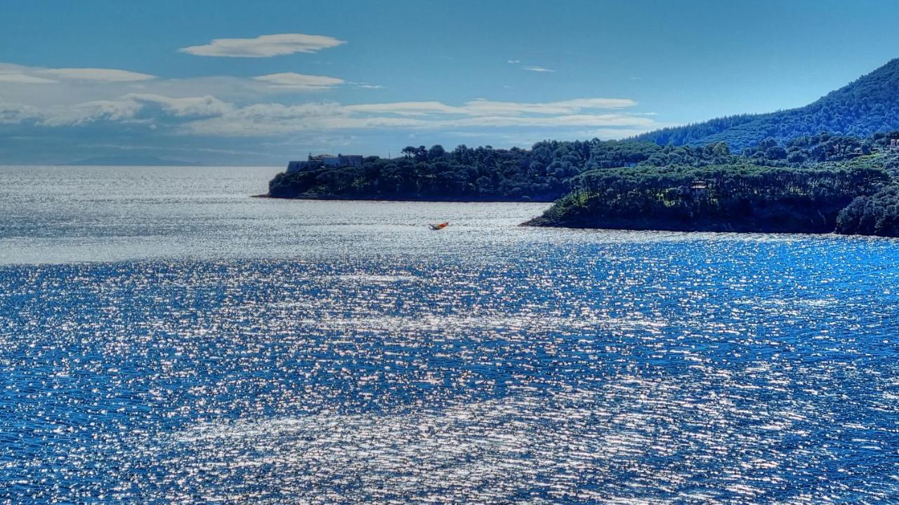 Hotel Plaza Porto Azzurro Bagian luar foto