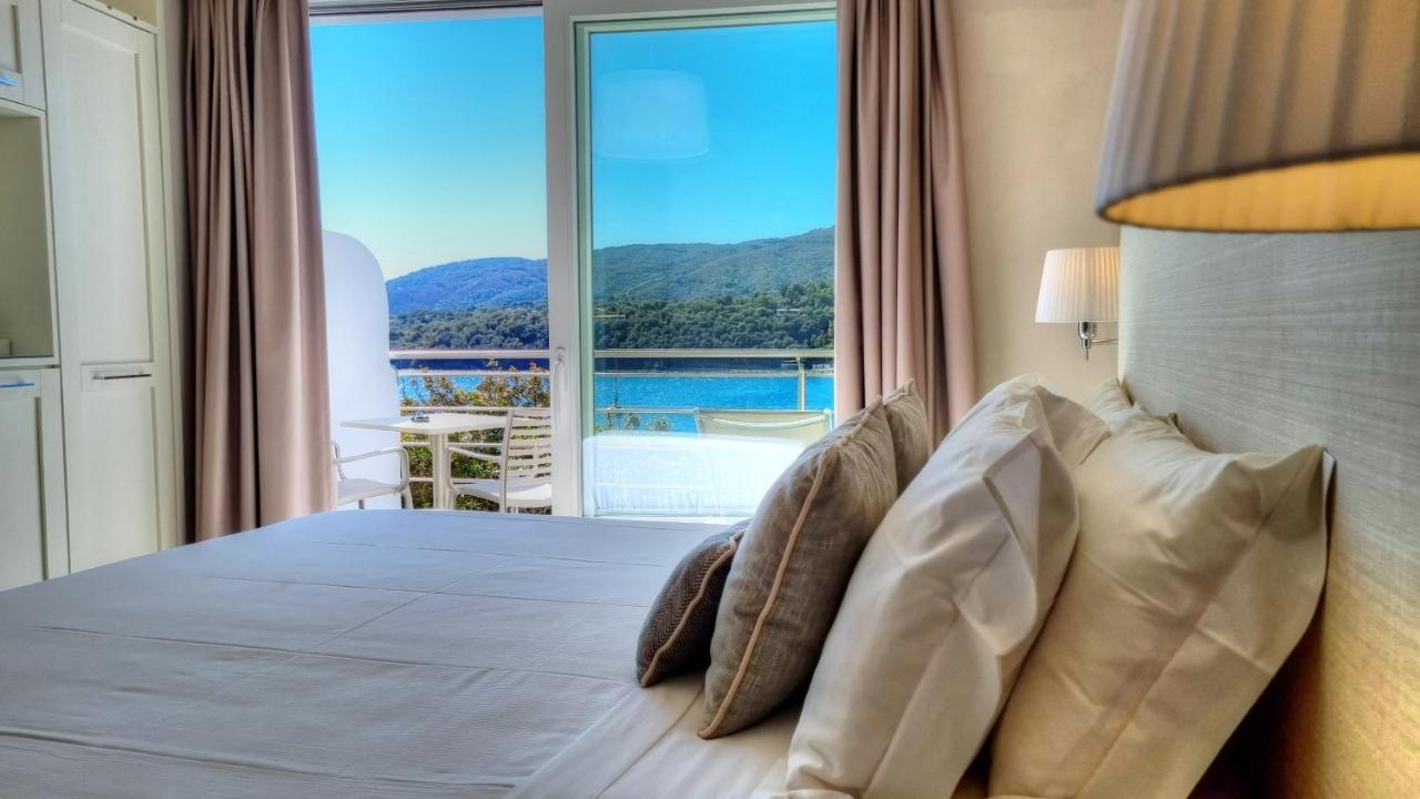 Hotel Plaza Porto Azzurro Bagian luar foto
