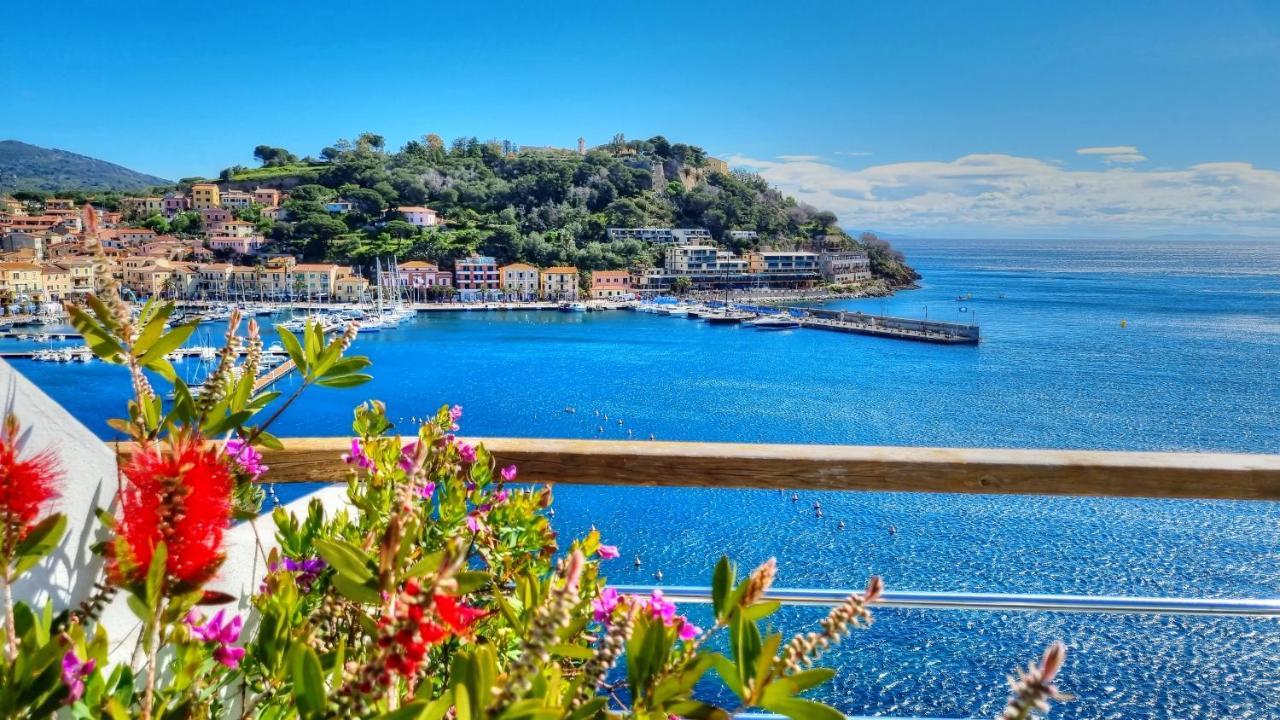 Hotel Plaza Porto Azzurro Bagian luar foto