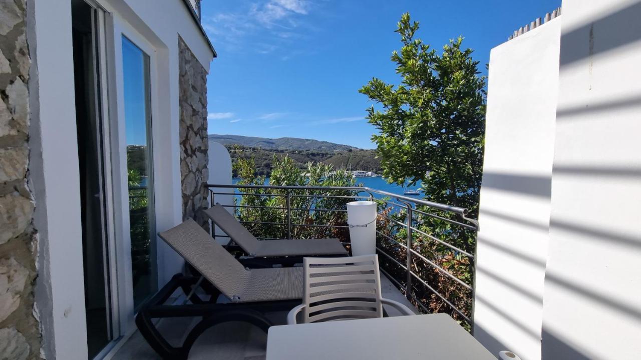 Hotel Plaza Porto Azzurro Bagian luar foto