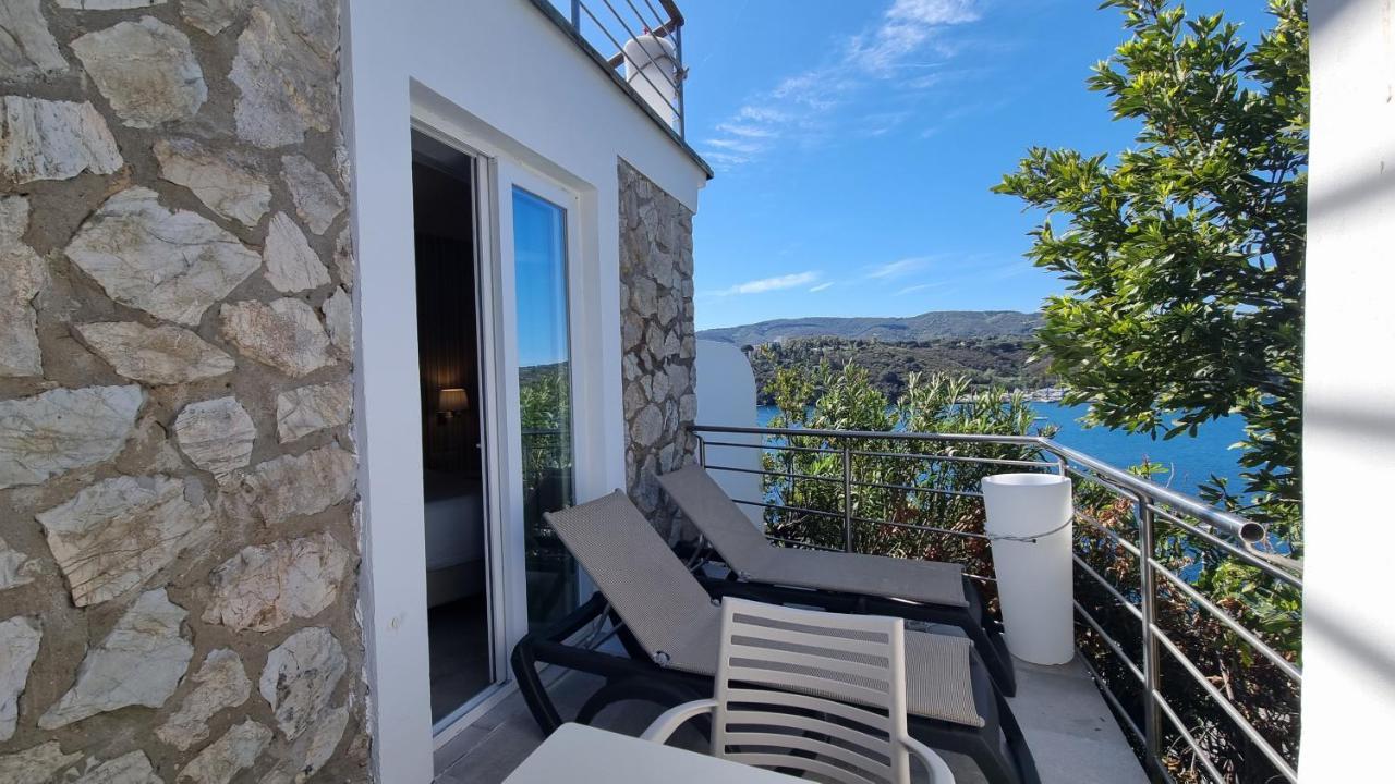 Hotel Plaza Porto Azzurro Bagian luar foto