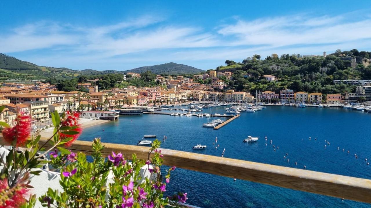 Hotel Plaza Porto Azzurro Bagian luar foto