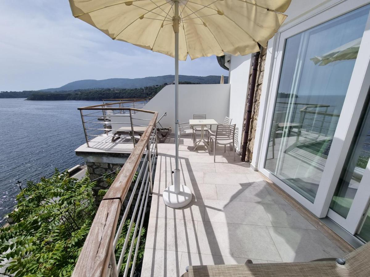Hotel Plaza Porto Azzurro Bagian luar foto
