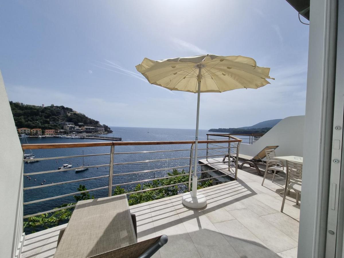 Hotel Plaza Porto Azzurro Bagian luar foto