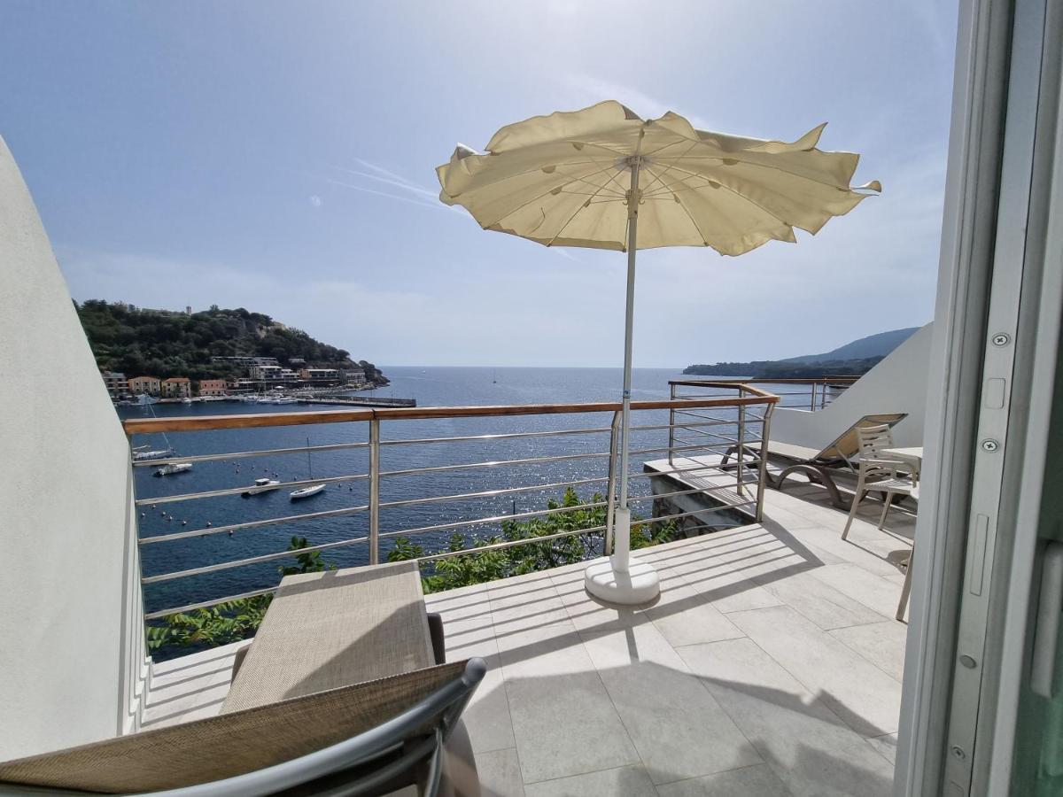 Hotel Plaza Porto Azzurro Bagian luar foto