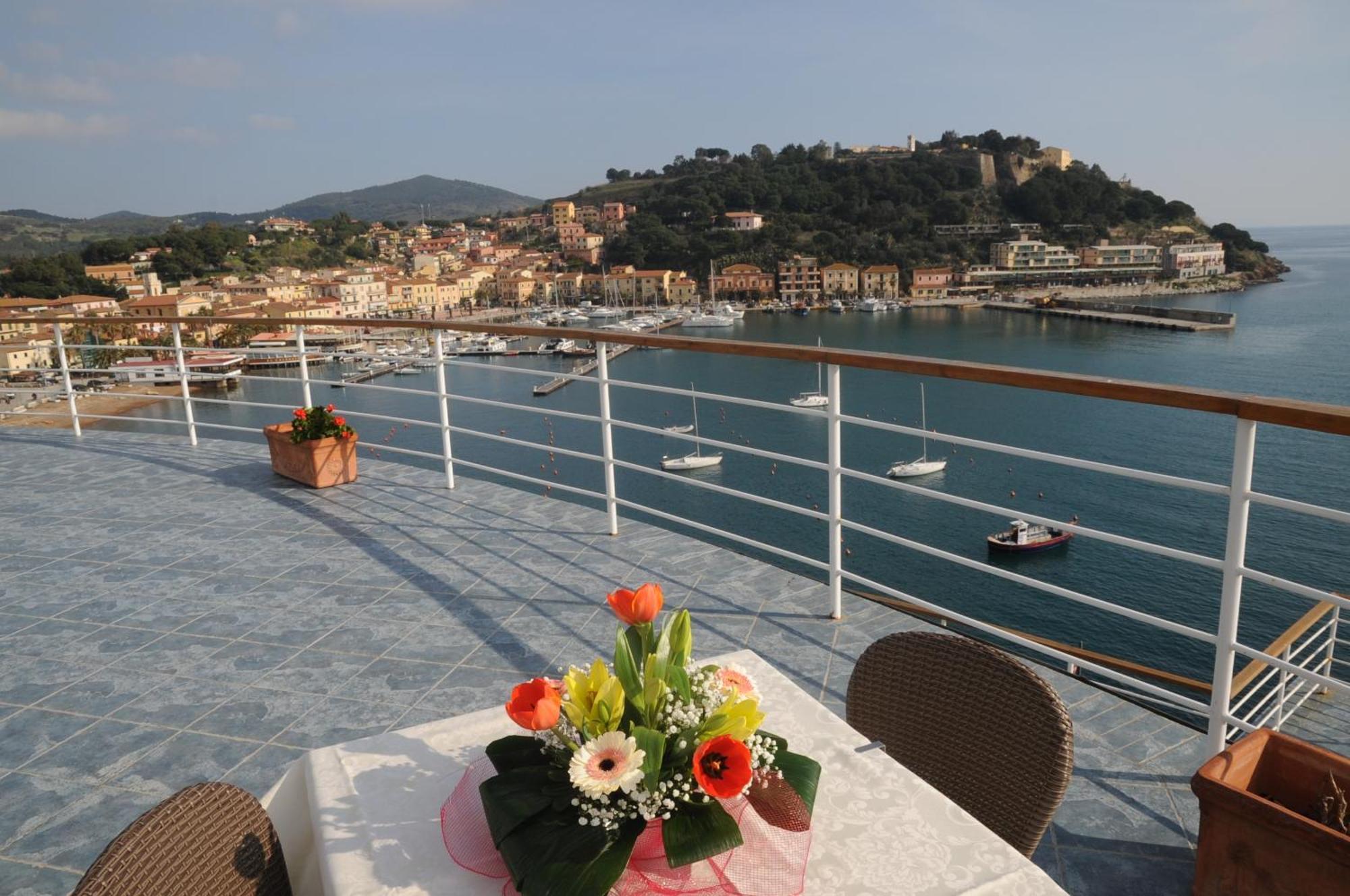 Hotel Plaza Porto Azzurro Bagian luar foto