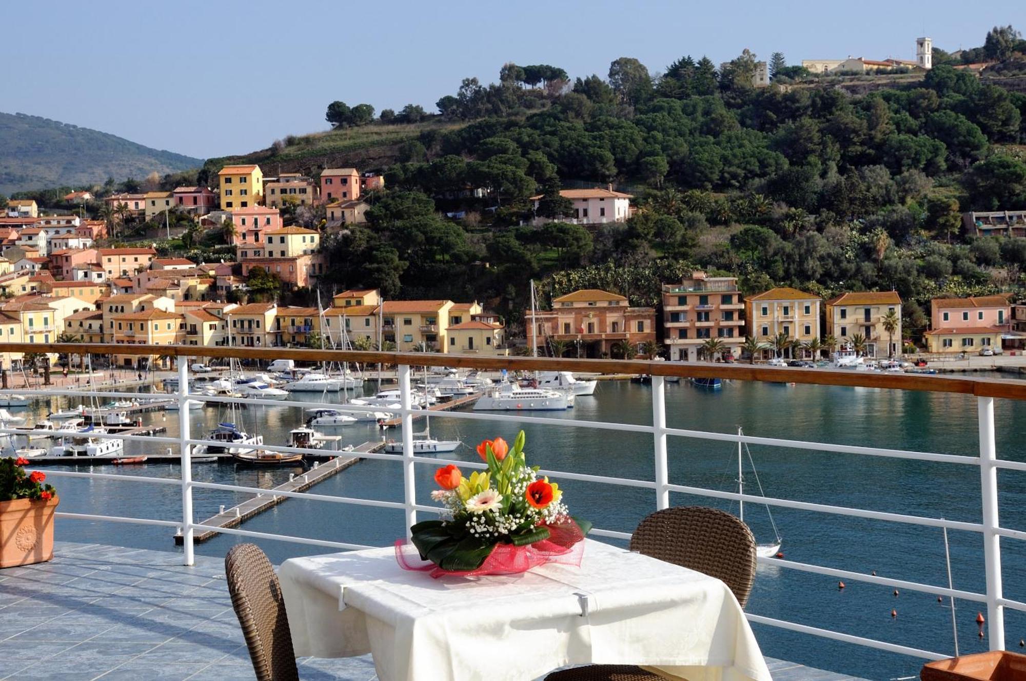 Hotel Plaza Porto Azzurro Bagian luar foto