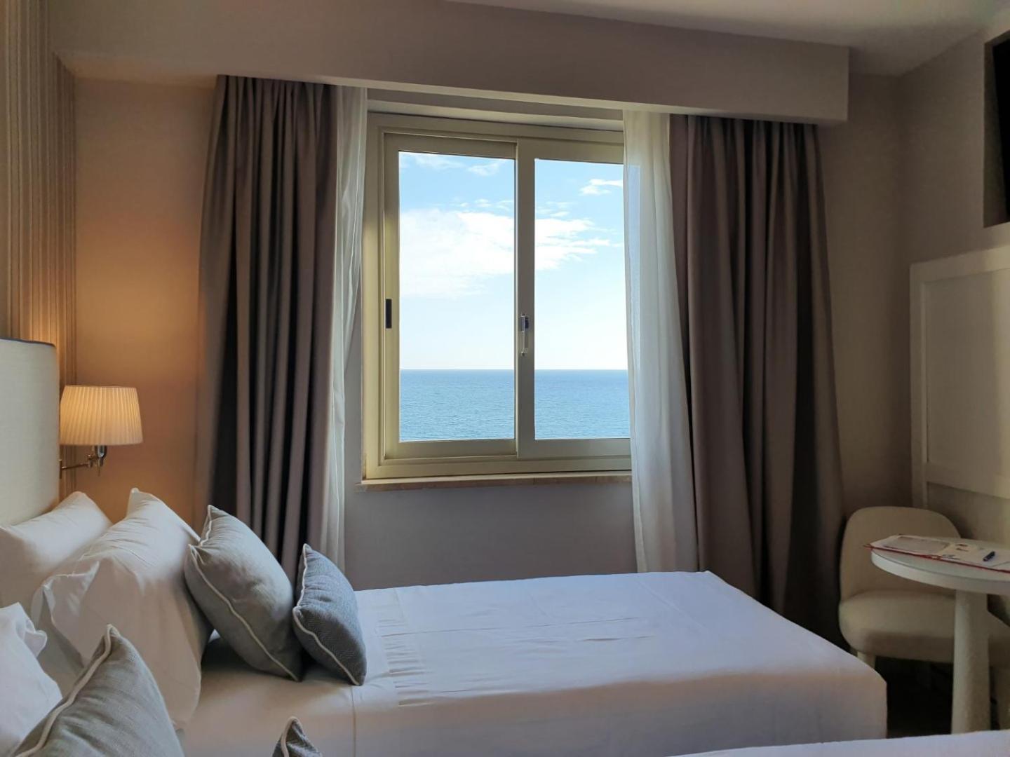 Hotel Plaza Porto Azzurro Ruang foto