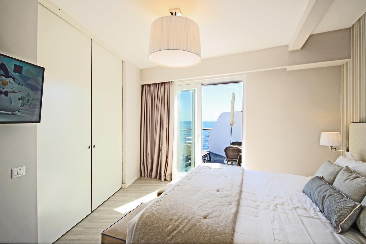 Hotel Plaza Porto Azzurro Bagian luar foto