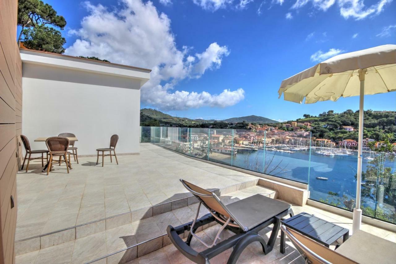Hotel Plaza Porto Azzurro Bagian luar foto