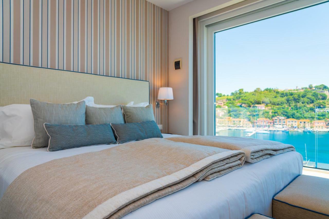 Hotel Plaza Porto Azzurro Bagian luar foto