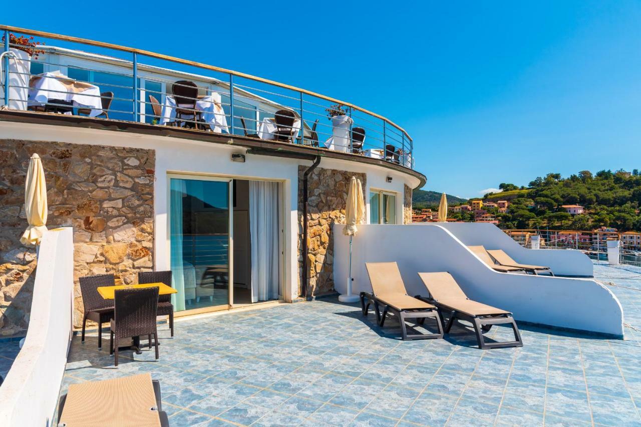 Hotel Plaza Porto Azzurro Bagian luar foto