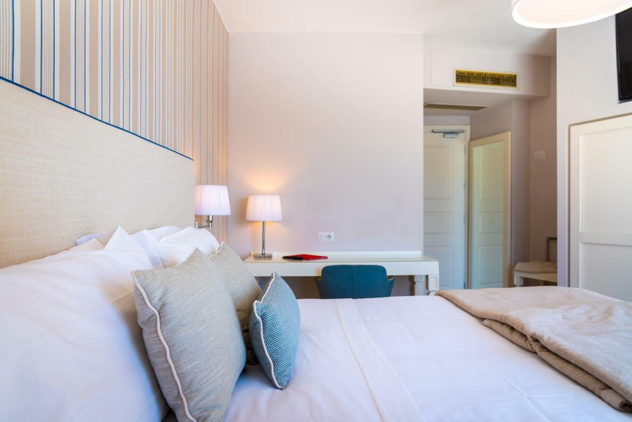 Hotel Plaza Porto Azzurro Bagian luar foto